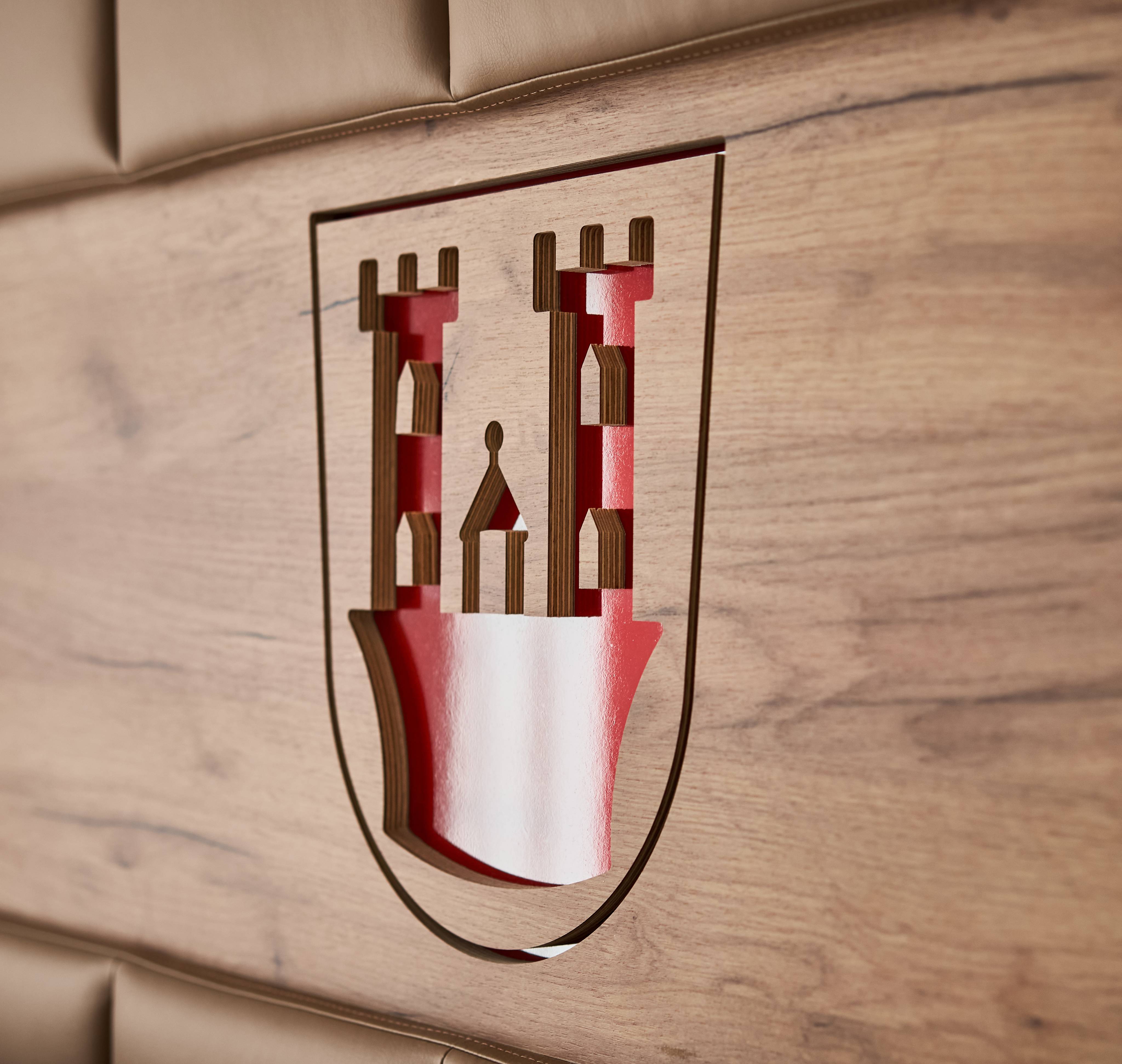 Rothenburg ob der Tauber Wappen im Holz am Kopfende des Bettes