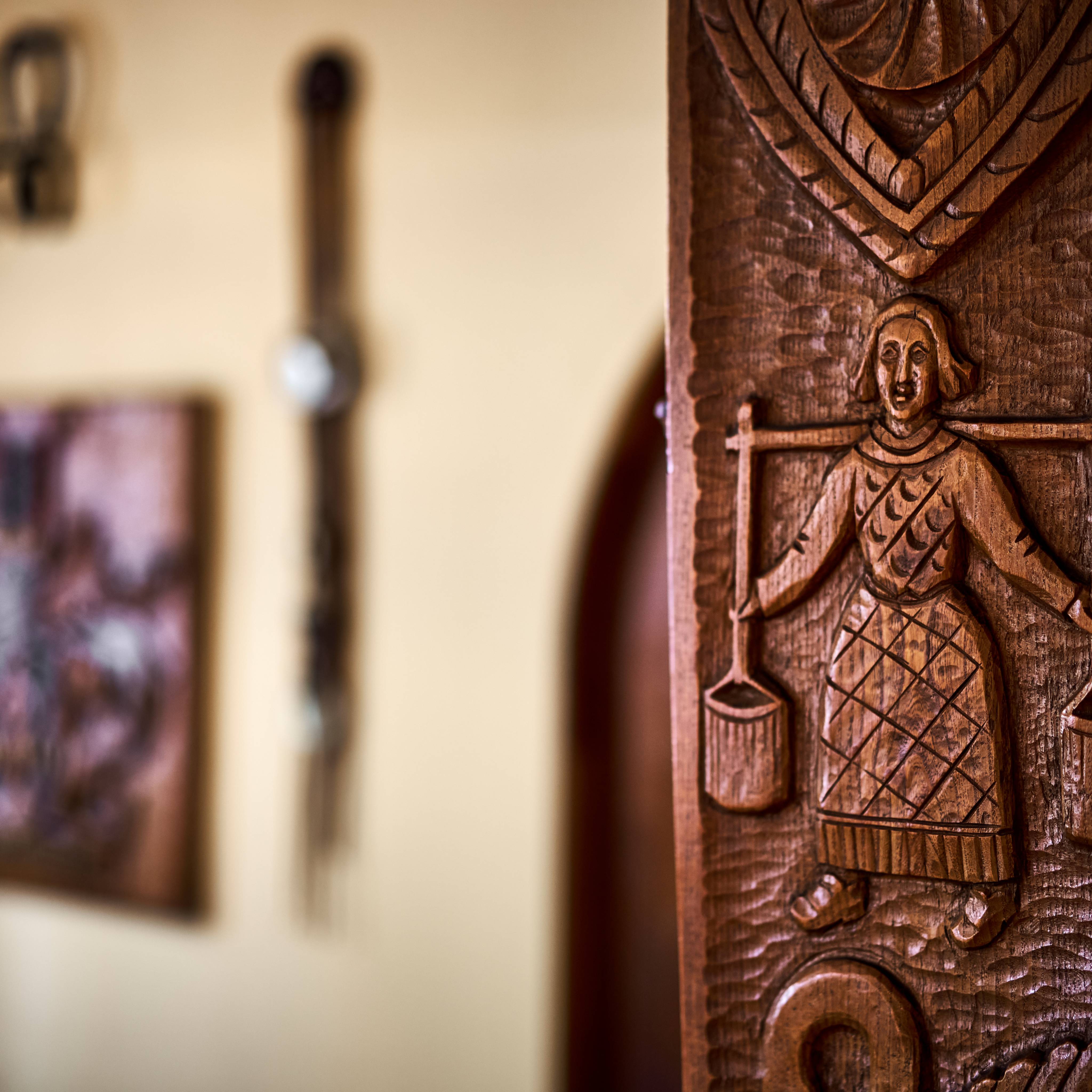 Holzschnitzerei einer Frau die Zwei Eimer trägt