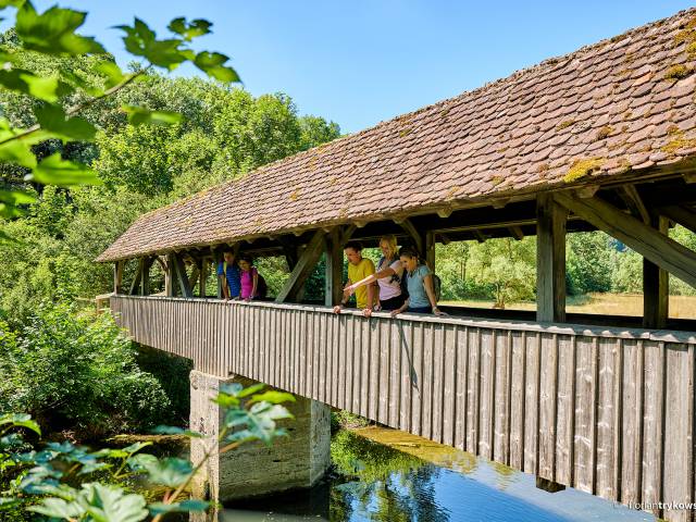Menschen auf einer Brück 