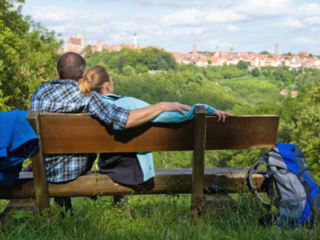 Paar auf einer Bank mit Blick auf Rothenburg ob der Tauber