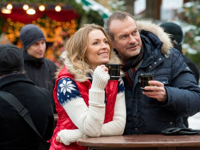 Ein Paar trinkt Glühwein auf dem Weihnachtsmarkt