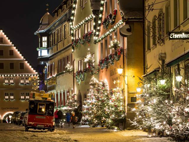 Rothenburg mit Weihnachtlichen Dekoration am Abend