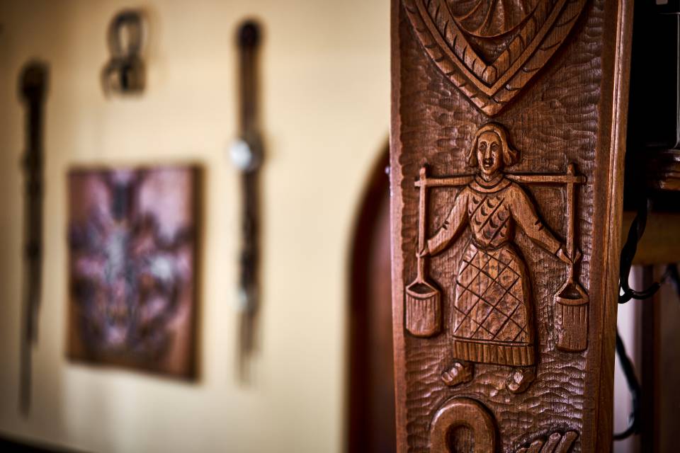 Holzschnitzerei einer Frau die Zwei Eimer trägt